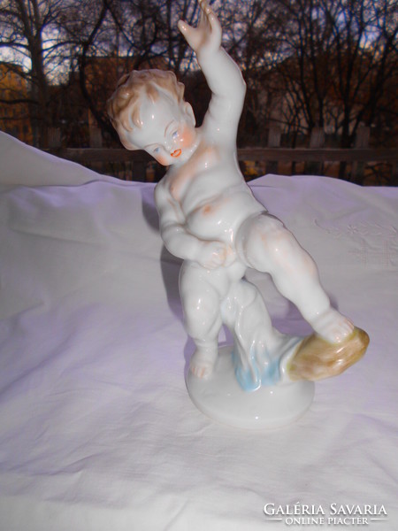 Showcase figurine from Herend - the sign of noble György Putto in the pedestal