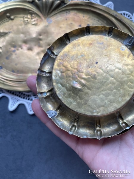 Art Nouveau turn-of-the-century brass tray with very nice plant motifs with 2 small coasters