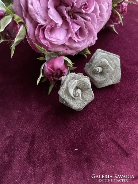 Rózsa formájú, ezüst színű különleges fülbevaló