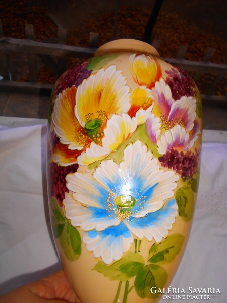 Nagy méretű biedermeier kidomboródó festéssel díszített kalcedon váza 35  cm