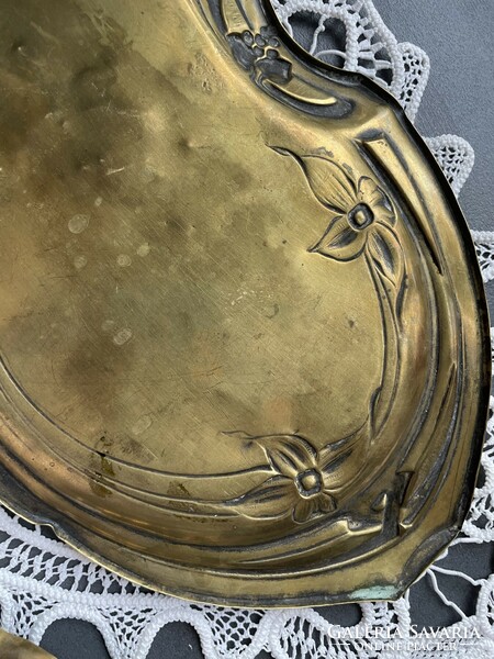 Art Nouveau turn-of-the-century brass tray with very nice plant motifs with 2 small coasters