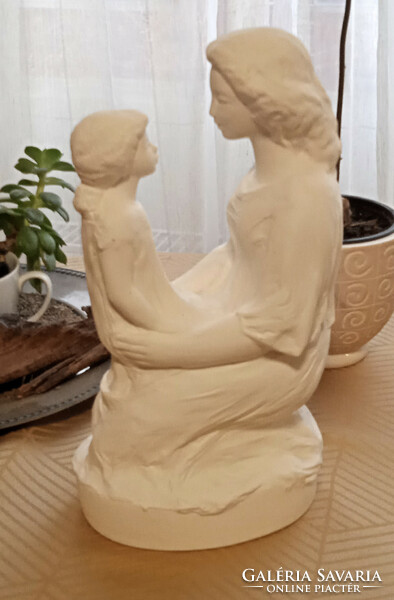 Lenke R. Kiss: mother with child - unglazed porcelain - 30 cm