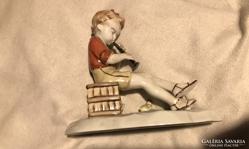 Német furulyázó fiú csibékkel porcelán