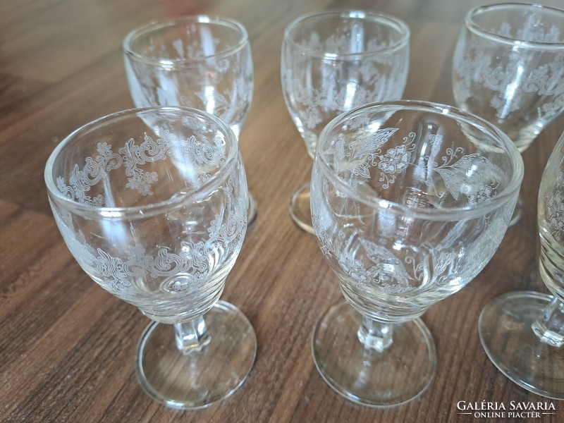 Mixed brandy glasses