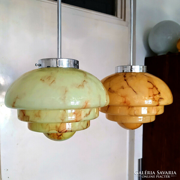 Art deco mennyezeti lámpa pár felújítva - különleges formájú, márványozott zöld és krémszínű búra