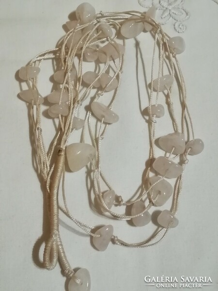 Multi-row necklace with mineral stones.