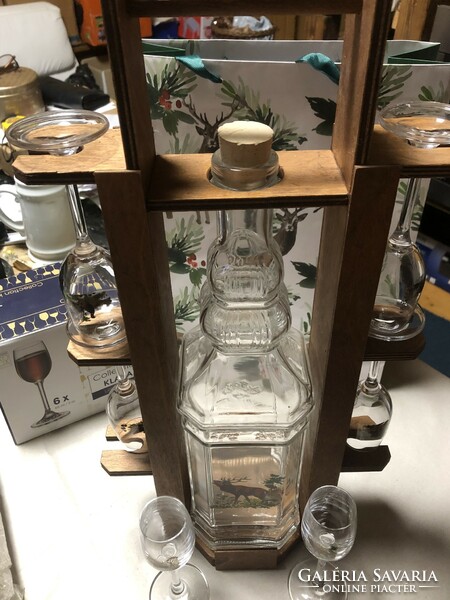 Röviditalos, pálinkás készlet díszüveg + 6 db talpas pohár vadász szarvas motívumokkal vintage