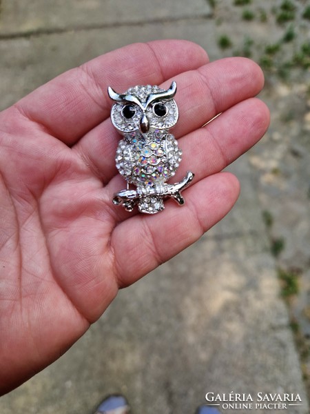 Owl stone brooch