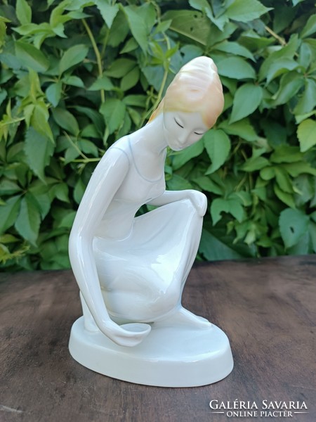 Hollóházi vízmerítő lány porcelán figura