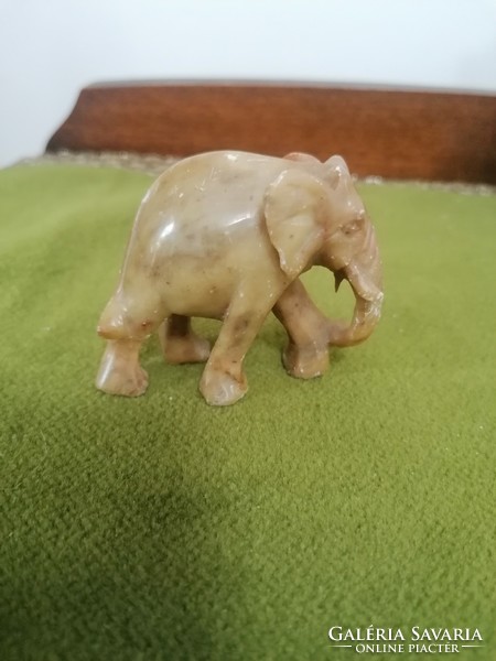 Alabástrom vagy márvány kis elefánt