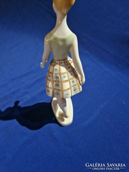 Hollóházi jelzésű porcelán figura ,nipp,sétáló, kockás szoknyás hölgy ,nő l,ány ,manöken