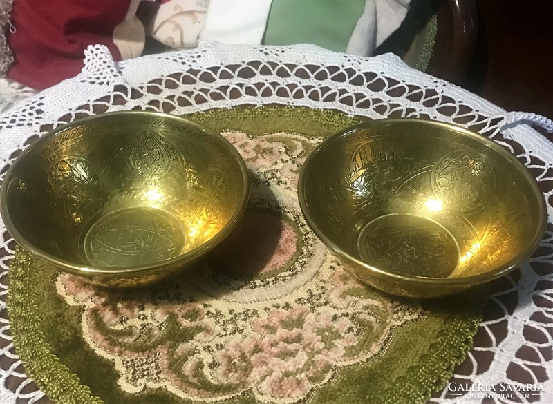 Special Indian brass bowls. Accompanied by carved rackets. Their voices can be heard on the video!