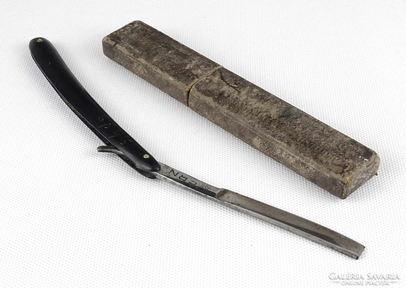 1O456 beautiful antique razor in case