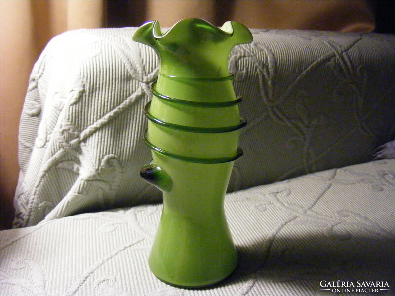 Fodros zöld üveg váza 20 cm
