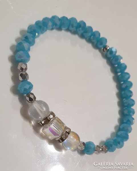 Iridescent faceted glass bracelet with polished glass ornament