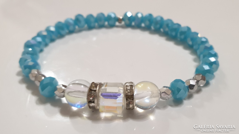 Iridescent faceted glass bracelet with polished glass ornament