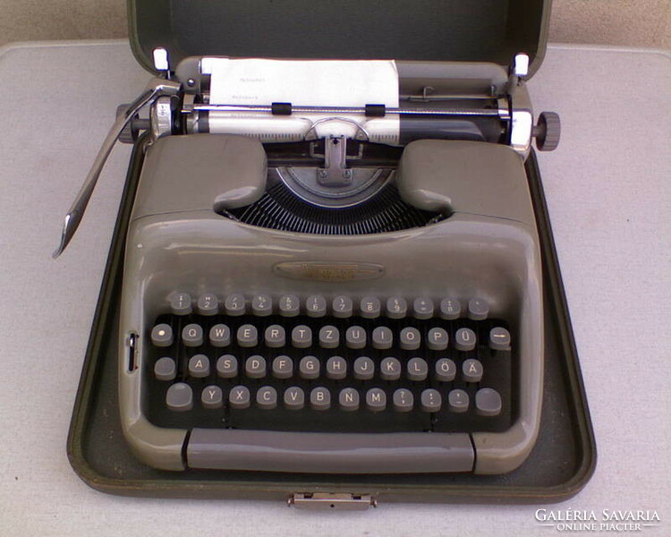 Voss portable bag typewriter (mechanical, German keyboard)