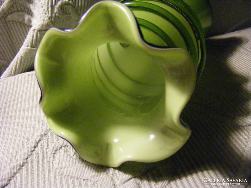 Fodros zöld üveg váza 20 cm