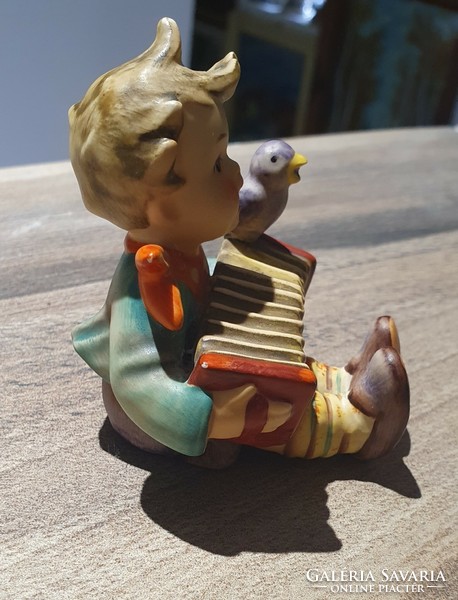 Hummel Goebel harmonikázó fiú madárkával