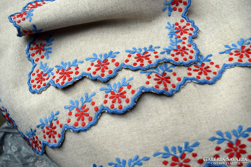 Embroidered linen tablecloth, tablecloth, tablecloth set 4 pieces, 77 cm, 56 cm, 28 cm, 25 cm