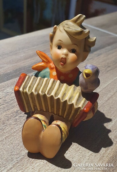 Hummel Goebel harmonikázó fiú madárkával