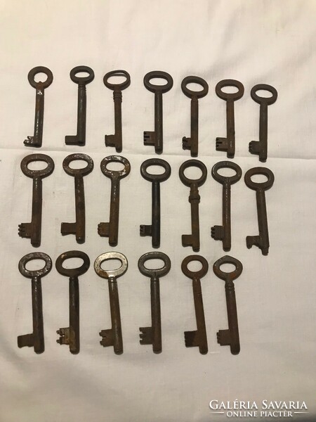 20 old keys 8 cm long. In good condition for its age.