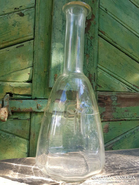Nagy méretű boros üveg palack dugó nélkül