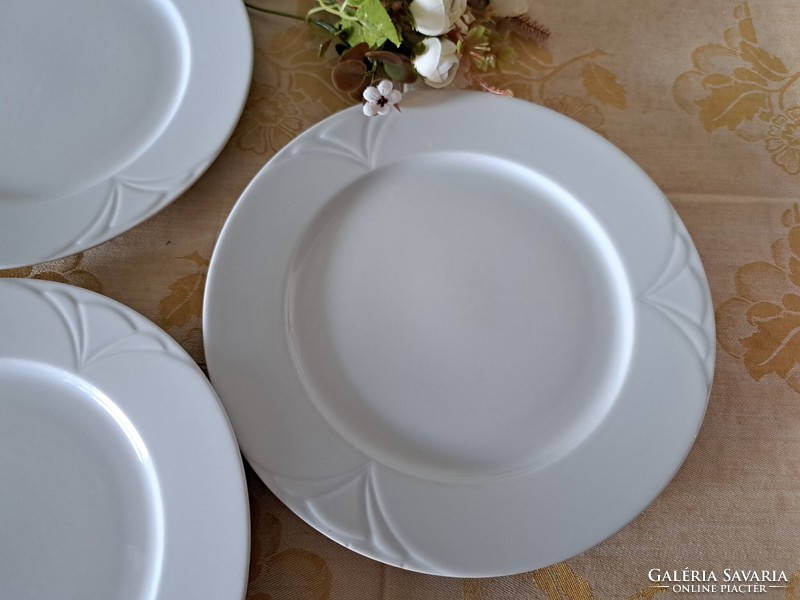 Fehér porcelán tányérok - sültes 3 db.      45.