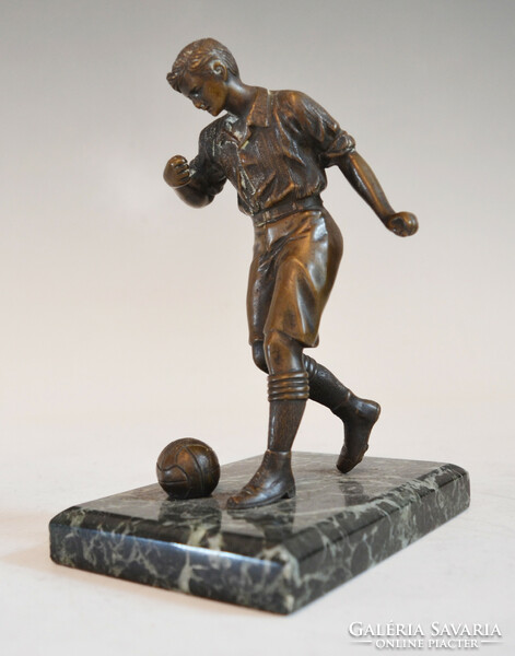 Bronz focista szobor márvány talapzaton