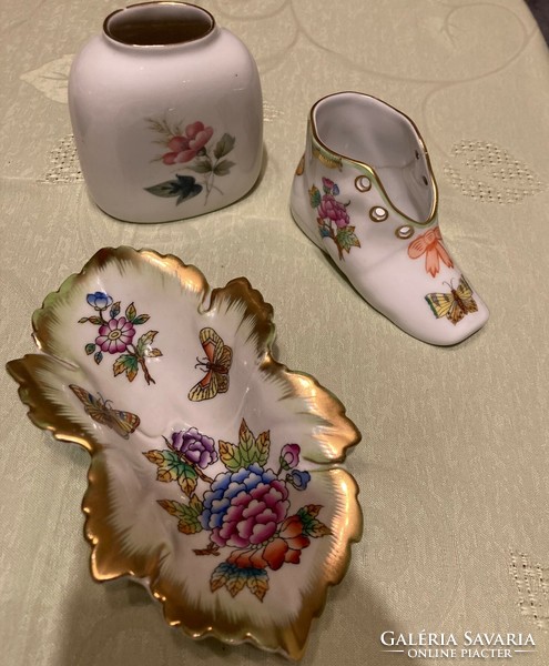 Herend porcelain leaf-shaped ashtray with Victoria pattern