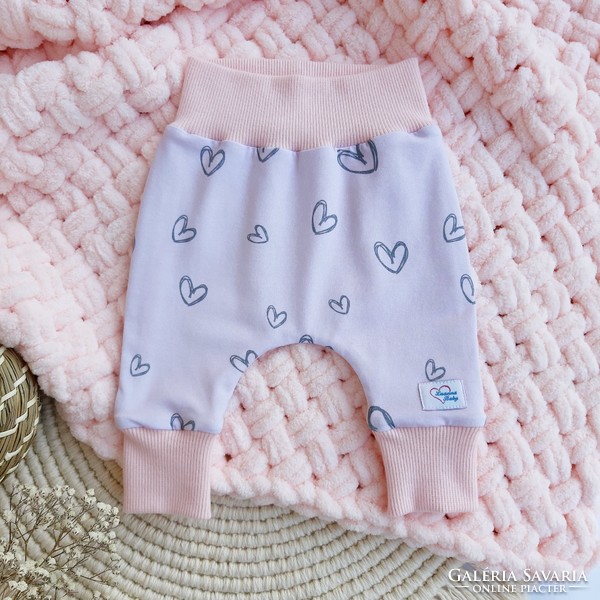 Babaváró, babalátogató ajándék, pasztell rózsaszín babatakaró, rajzolt szívek mintás babanadrággal