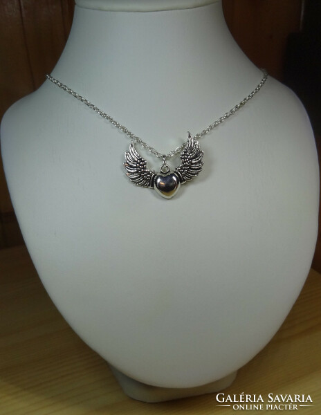 Very beautiful angel heart pendant necklace, the chain links are incised.
