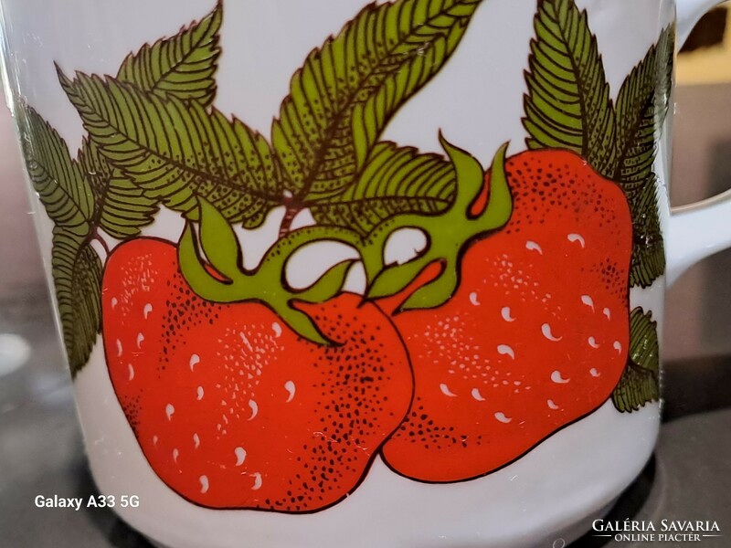 Retro Alföldi porcelán házgyári bögre epres gyümölcsmintás