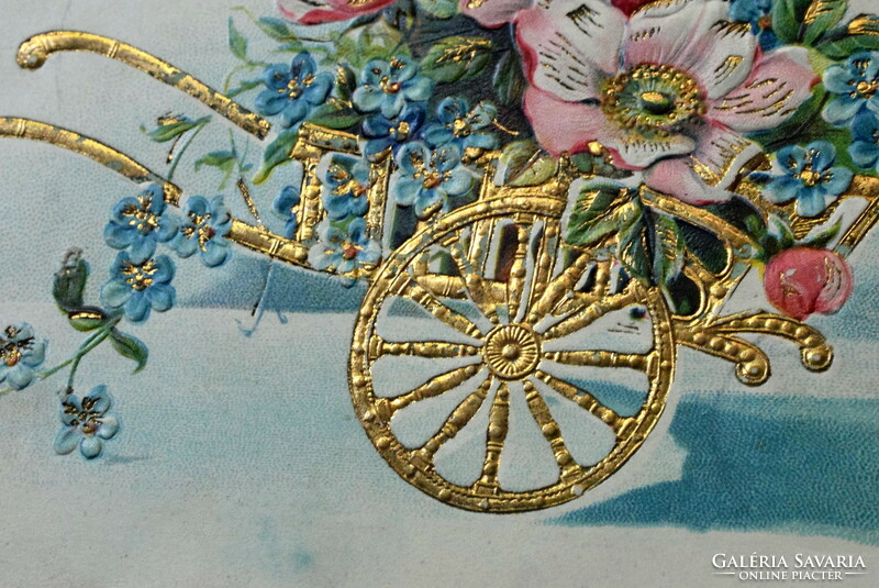 Antik dombornyomott  litho üdvözlő képeslap arany talicskában nefelejcs vadrózsa