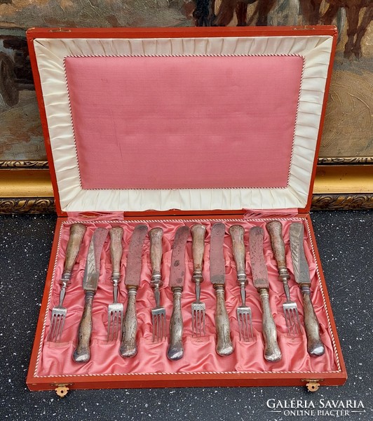 Silver 12-piece cutlery set in a box