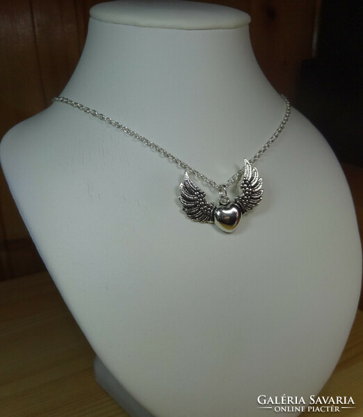 Very beautiful angel heart pendant necklace, the chain links are incised.