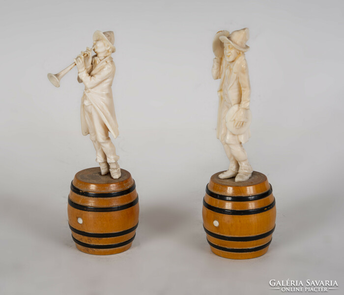 Pair of bone sculptures on a wooden barrel - musicians