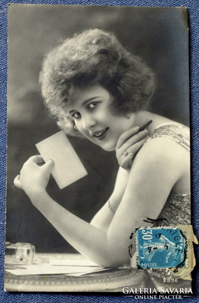 Régi fotó képeslap  levelet író hölgy