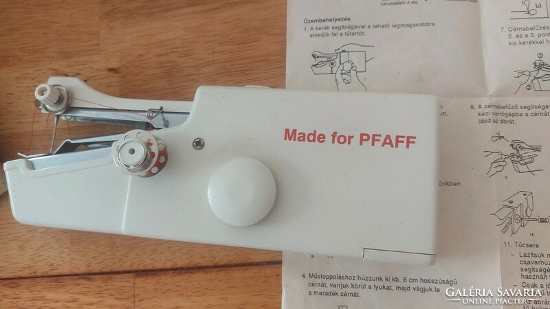 (K) pfaff hand sewing machine, works.