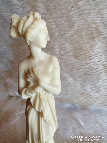 Műgyanta római fürdőző nő akt szobor, figura