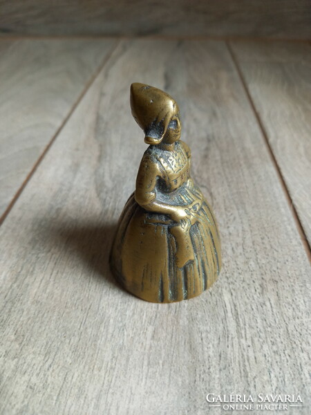 Érdekes antik réz kisasszony csengő (8x5 cm)
