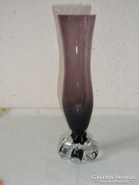 Lila öntött üveg váza