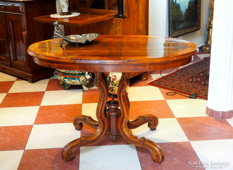 Neo-baroque oval coffee table