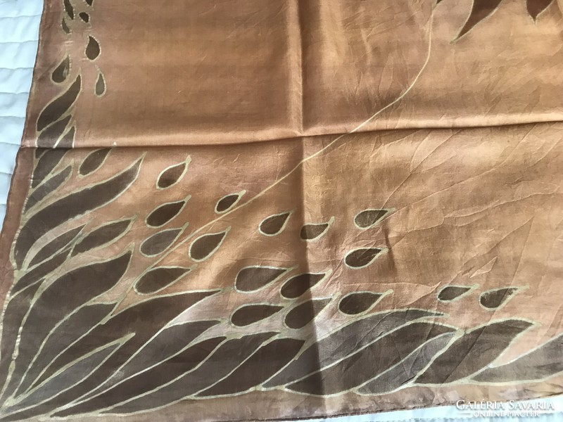 Kézzel festett selyemkendő arany kontúrozással, 90 x 84 cm