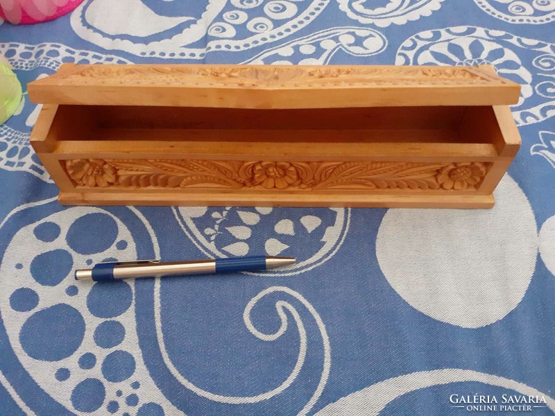 Carved desktop pen holder wooden box - beautiful carving with floral pattern - marked t.I.