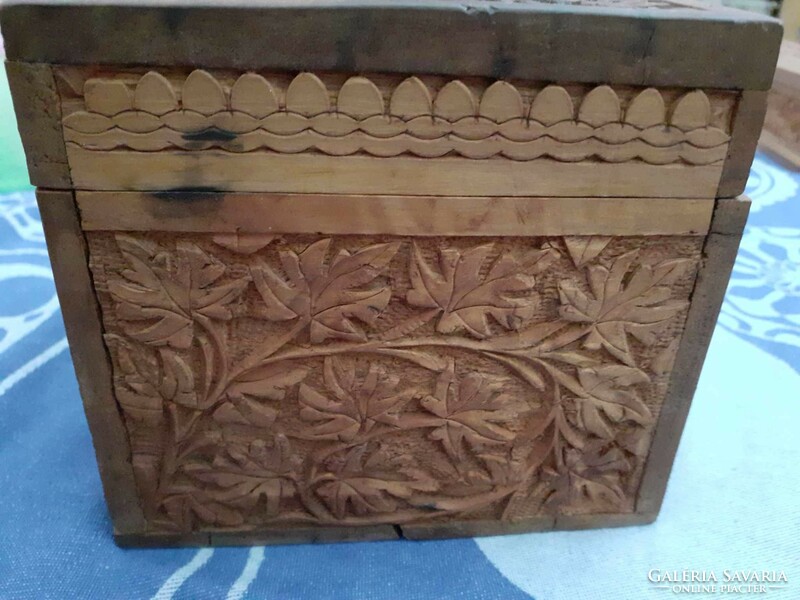 Faragott kocka alakú fa doboz (hibás) - jó minőségű szép faragás leveles ornamentika