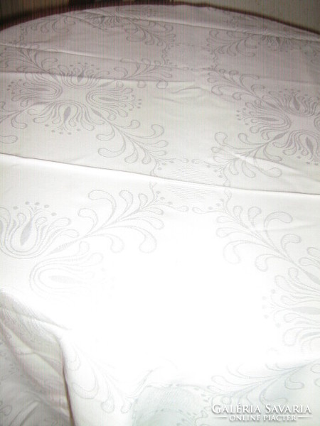 Beautiful elegant white flower and Toledo pattern damask tablecloth
