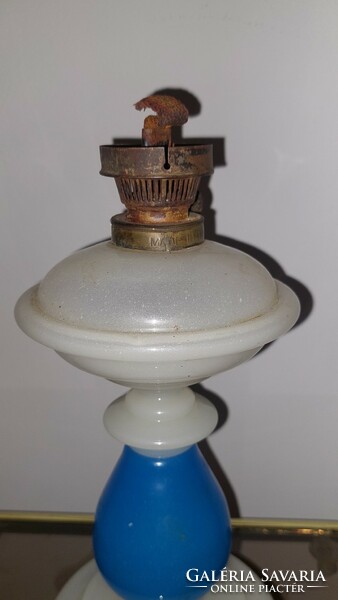 Antik fújt, kék színnel kombinált tejüveg petróleumlámpa