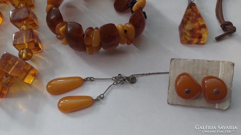 Amber and amber-effect jewelry in one
