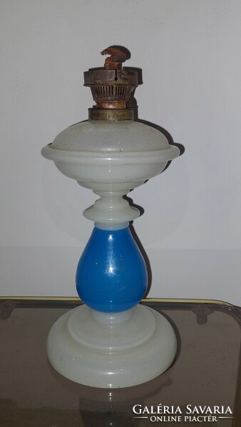 Antik fújt, kék színnel kombinált tejüveg petróleumlámpa